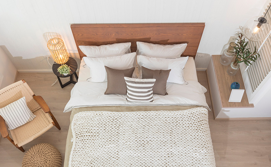 natural_on_white_bedroom